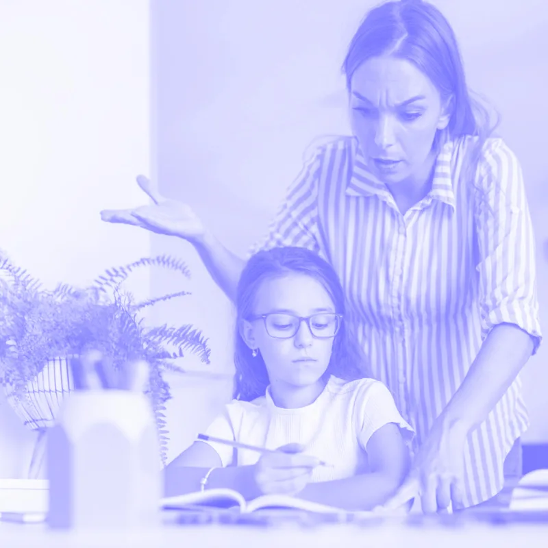 Dislexia – mãe e filha a trabalhar juntas na secretária.