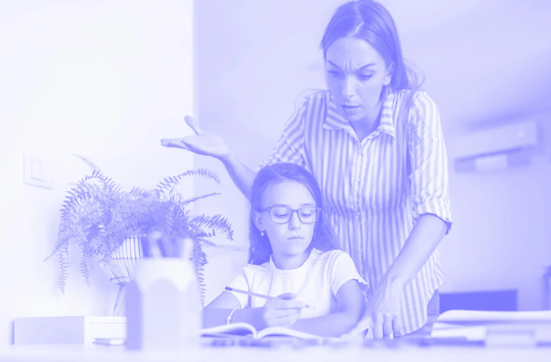 Dislexia – mãe e filha a trabalhar juntas na secretária.