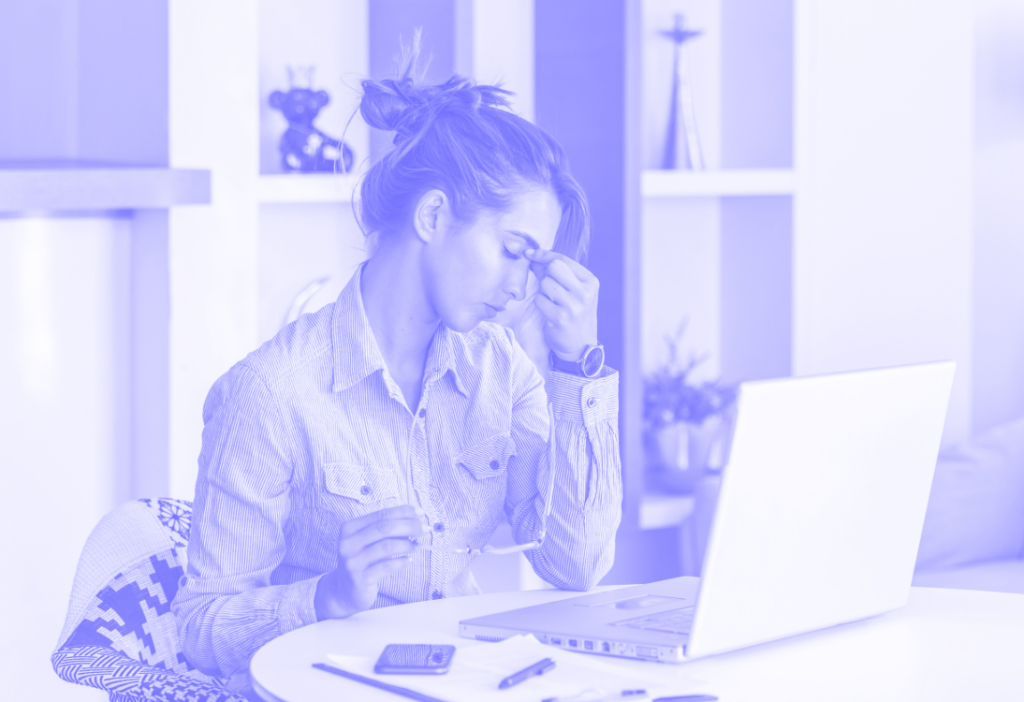 Blog 4 Mulher com sinais de burnout à secretária — consulta de psiquiatria online Mindpoint