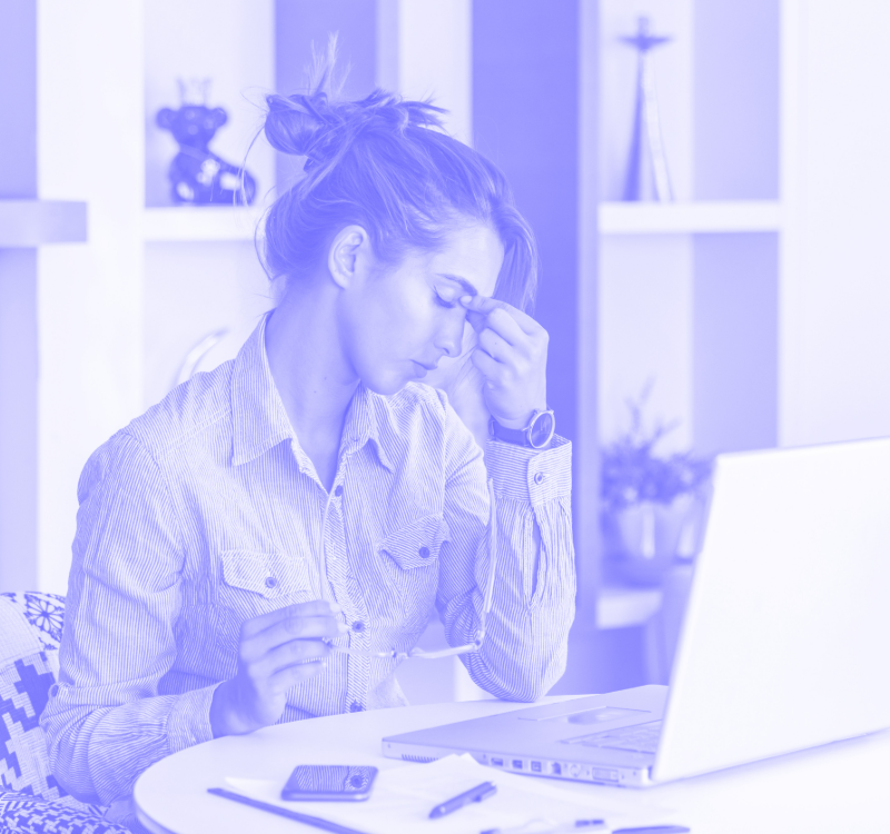 Mulher com sinais de burnout à secretária — consulta de psiquiatria online Mindpoint